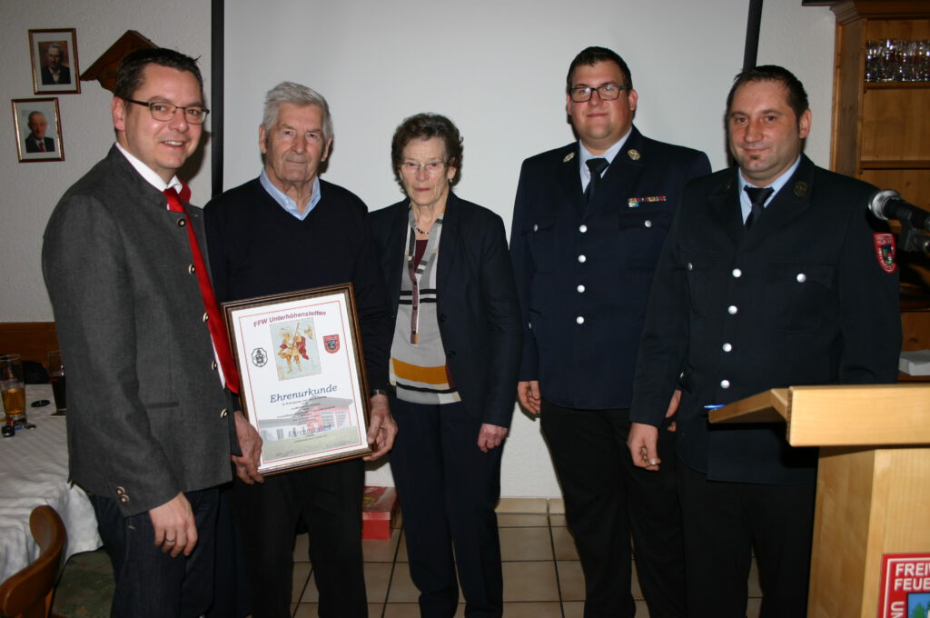 1. Bürgermeister Heinz Pollak, Johann Stadler sen., Fahnenmutter Rosa Biebl, 2. Kommandant Daniel Schuster, Vorstand Gerald Zillner
